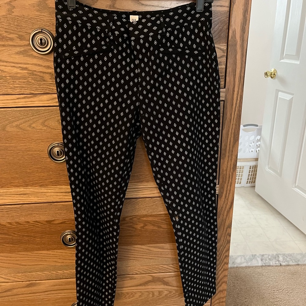 Gap black and white skinny ankle. Size 6. 25.5” inseam